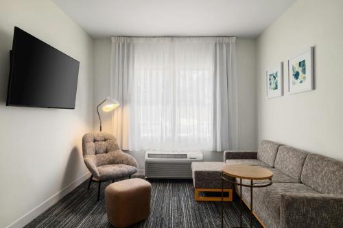 2 queen beds, 1 sofa bed
