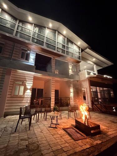 The Ridge Retreat, Jhandi in Lava
