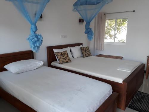 Anna Tourist Inn Located in Negombo Beach, Anna Tourist Inn is a perfect starting point from which to explore Negombo. The hotel offers a wide range of amenities and perks to ensure you have a great time. 24-hour fron