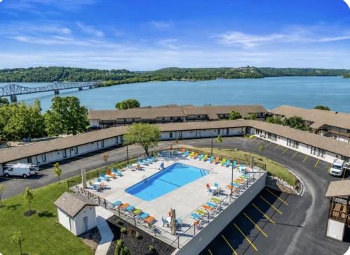 Poolside Retreat at Kimberling Crossing in Кімберлінг Сіті