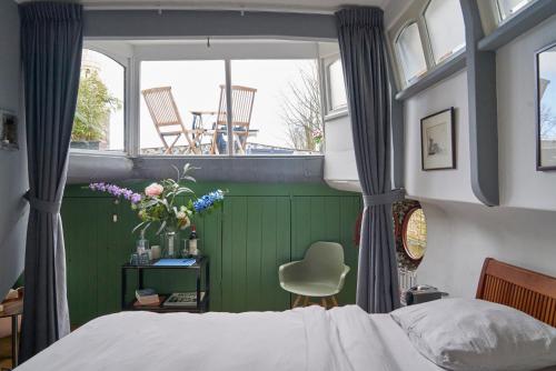 Amsterdam Center - Houseboat by Captain Ricard 3