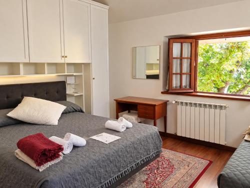 1 king bed, 1 twin bed