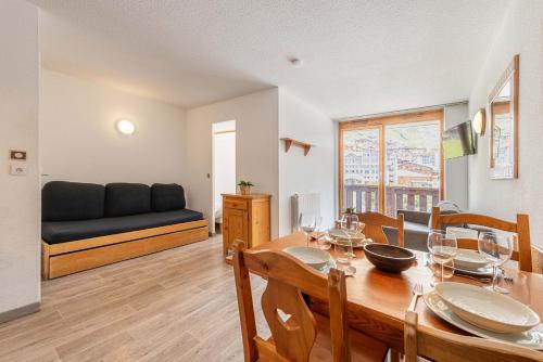 Residence Altineige Ski In-Out with WiFi in Val Thorens V10 by Versant Collection