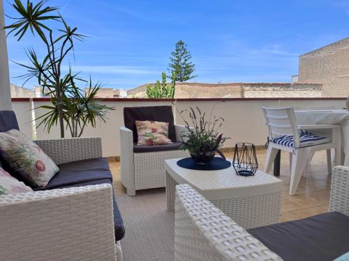 3 min Walk to Beach 3BR Apartment with Terrace AC & Parking