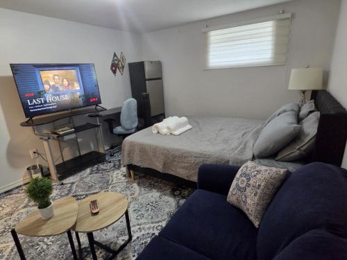 Deluxe Private Room in a Shared Apartment- Comfortable and Convenient
