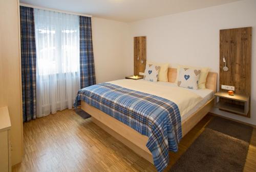 1 queen bed, 1 sofa bed