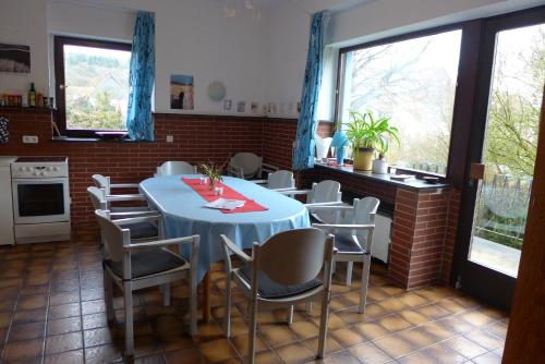 Kitchen, O11- Großzugige Fewo im Kunstlerhaus in Lichtenfels-Sachsenberg