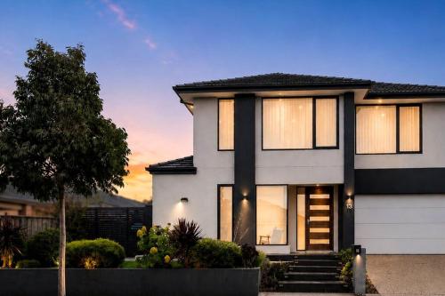 Spacious 5 Bed Designer Home Point Cook in Point Cook