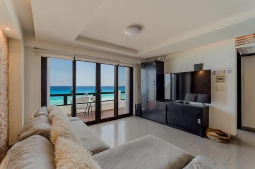 Blue Beach Beachfront 2 BDR by Casa Paraiso