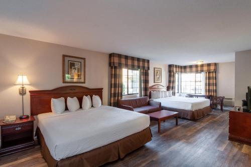 Studio City Court Yard Hotel in Universal City