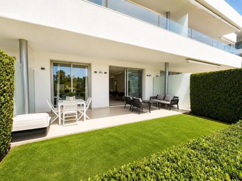 Beautiful renovated ground floor with private garden in Bel Air