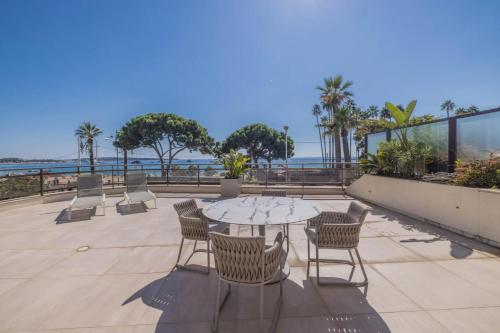 REF 1429 - Cannes Croisette - Sea view apartment for rent