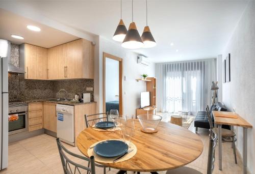 New, sunny& central apartment -130m from the beach