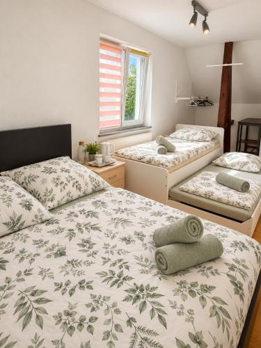 1 queen bed, 2 twin beds