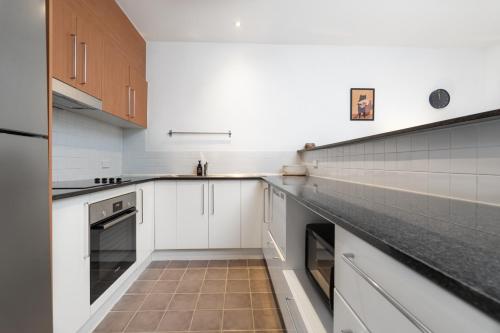 Konyha, Eclectic 1BR With Private Terrace Near Manuka - Hosted by Canstay in Forrest