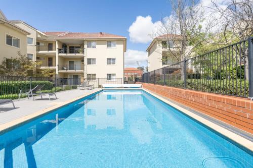 Úszómedence, Eclectic 1BR With Private Terrace Near Manuka - Hosted by Canstay in Forrest