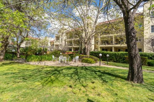 Kert, Eclectic 1BR With Private Terrace Near Manuka - Hosted by Canstay in Forrest