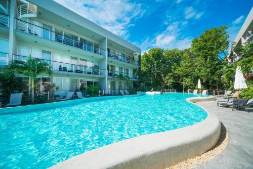 Bamoa 310 - 2BR Condo with Rooftop Pool & Gym