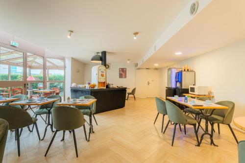 Food and beverages, Kyriad Chantilly Hotel in Chantilly