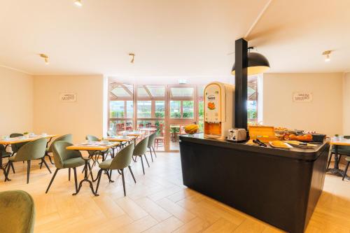 Food and beverages, Kyriad Chantilly Hotel in Chantilly