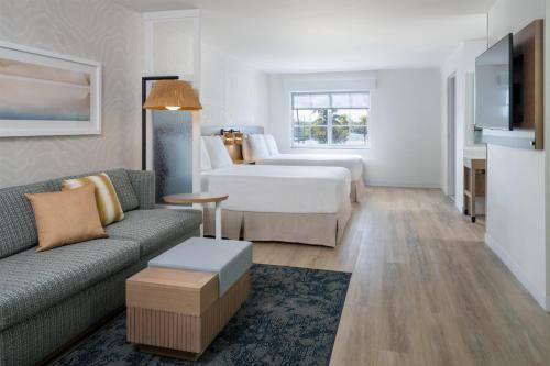 2 queen beds, 1 sofa bed