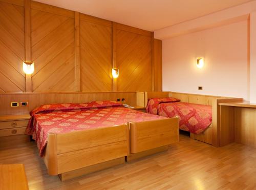 1 queen bed, 1 twin bed