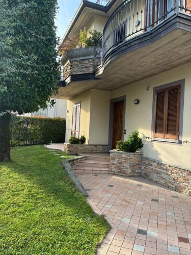 Aed, Casa Magnolia - apartment in Almè