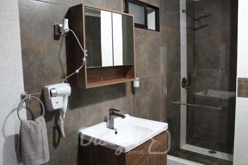 Disegni 11-12, Habitacion Baño Privado con Cocina, Caldera, Cercano a Bahía (Disegni 11-12, Habitacion Bano Privado con Cocina, Caldera, Cercano a Bahia) in Caldera