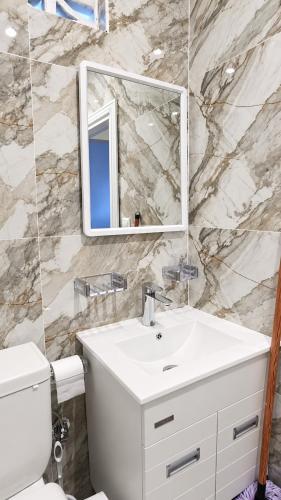 Bathroom, ELYSIUM PROPERTIES Apartamento moderno de 1 dormitorio en el centro de la ciudad de Bata in Bata