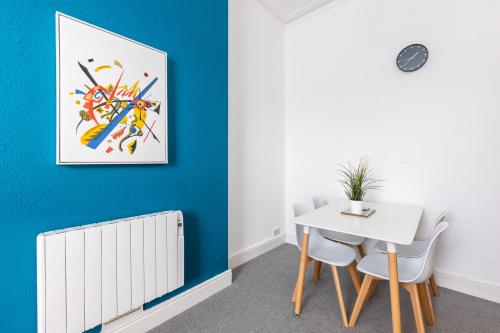 Judah Suite I Stylish 1BR Apartment I Sleeps 3 I Near Gavin and Stacey House I Barry High Street I Barry Train Station I Barry Island I WiFi I Parking and Easy Cardiff Access 2