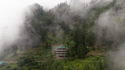 A szálláshely kívülről, The Lazy and Slow Naggar, Manali in Jana