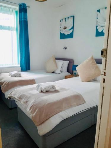 2 twin beds