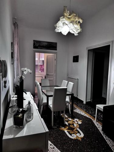 WOW HOME 3 - 175 mq - posteggio privato - davanti porto traghetti - fino a 10 posti letto