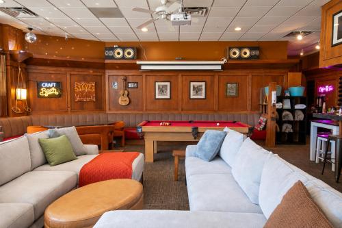Shared lounge/TV area, Park City Hostel in Park City (UT)