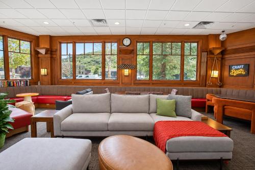 Shared lounge/TV area, Park City Hostel in Park City (UT)