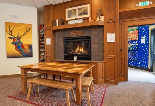 Shared lounge/TV area, Park City Hostel in Park City (UT)