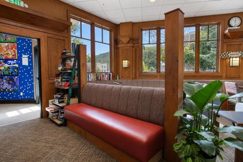 Shared lounge/TV area, Park City Hostel in Park City (UT)