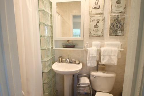 One-Bedroom Apartment image 5