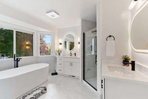 Shower, Happy Valley 4BR With Game Room, Mahjong & Foosball in Happy Valley (OR)