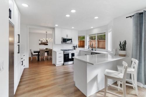 Kitchen, Happy Valley 4BR With Game Room, Mahjong & Foosball in Happy Valley (OR)