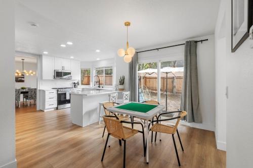 Kitchen, Happy Valley 4BR With Game Room, Mahjong & Foosball in Happy Valley (OR)