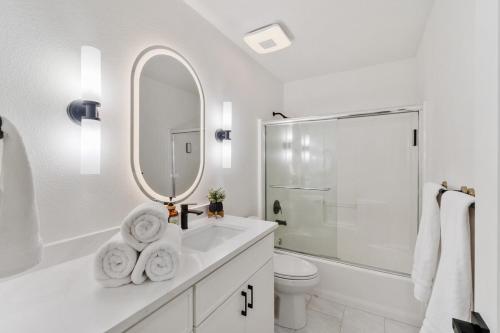 Shower, Happy Valley 4BR With Game Room, Mahjong & Foosball in Happy Valley (OR)