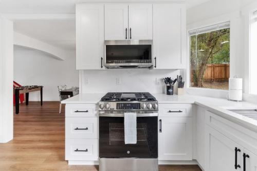 Kitchen, Happy Valley 4BR With Game Room, Mahjong & Foosball in Happy Valley (OR)