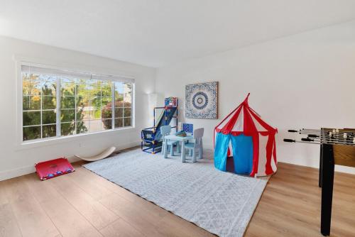 Recreational facilities, Happy Valley 4BR With Game Room, Mahjong & Foosball in Happy Valley (OR)