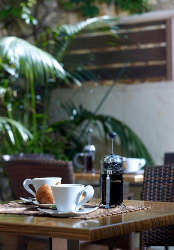 Irida Hotel - image 3