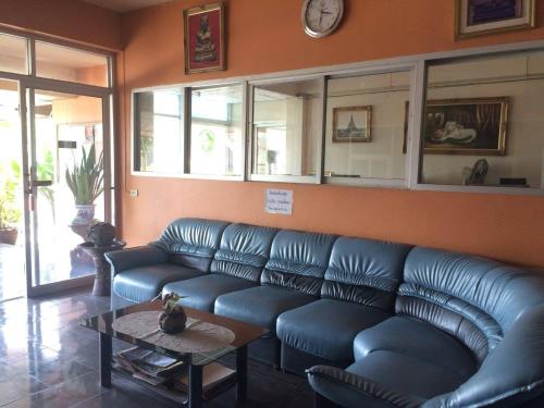 Earth Mansion Sai 5 in Sam Phran