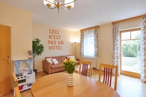 DAS BURGENNEST mit Bademantelgang zur Therme, Garten, Parkplatz, Fast WIFI in Lutzmannsburg, Österreich