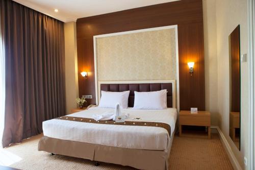 Surabaya Suites Hotel Powered by Archipelago