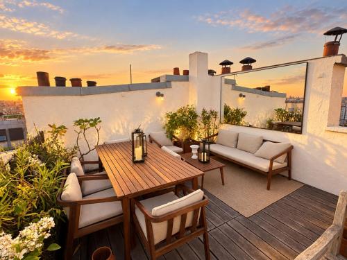 Private Terrace with 360-degree view & Artists' apartment in Paris
