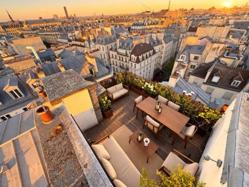 Private Terrace with 360-degree view & Artists' apartment in Paris